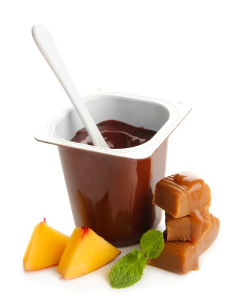 Composizione con crema al cioccolato, pezzetti di frutta fresca e caramelle caramellate, isolata su bianco — Foto Stock