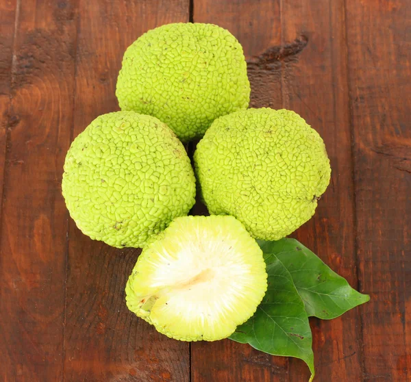 Osage turuncu meyveler (maclura pomifera), ahşap zemin üzerinde — Stok fotoğraf