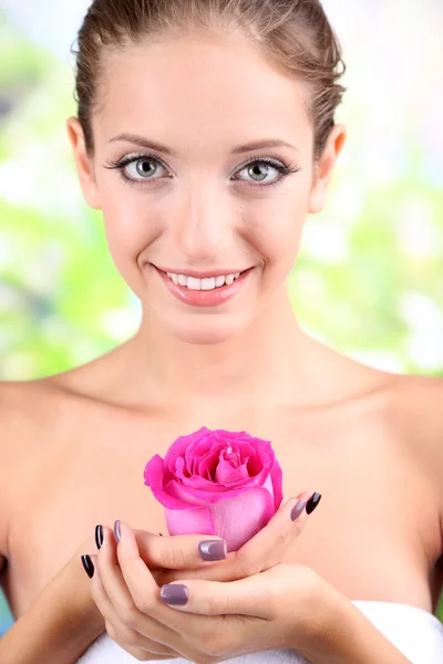 Krásná dívka s růží na přírodní pozadí — Stock fotografie