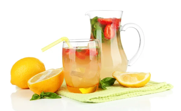 Basil limonade met aardbei, geïsoleerd op wit — Stockfoto
