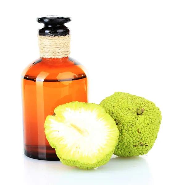 Osage Frutos de naranja (Maclura pomifera) y frasco de medicamento, aislados en blanco — Foto de Stock