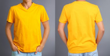 t-shirt üzerine genç adam önünde ve arkasında gri arka plan üzerine