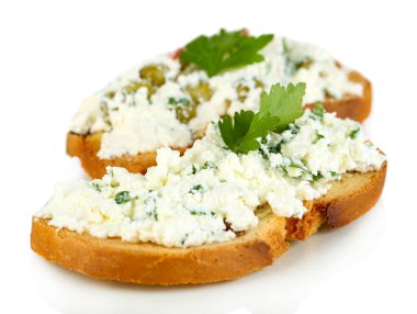 süzme peynir ve üzerinde beyaz izole yeşillikleri ile sandviç