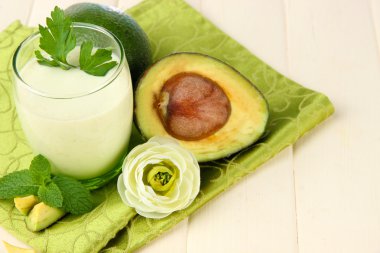 ahşap zemin üzerinde taze avokado smoothie