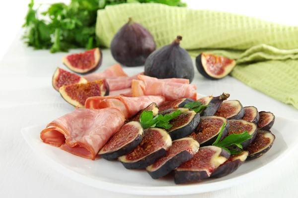 Fichi saporiti con prosciutto sul tavolo di legno bianco — Foto Stock