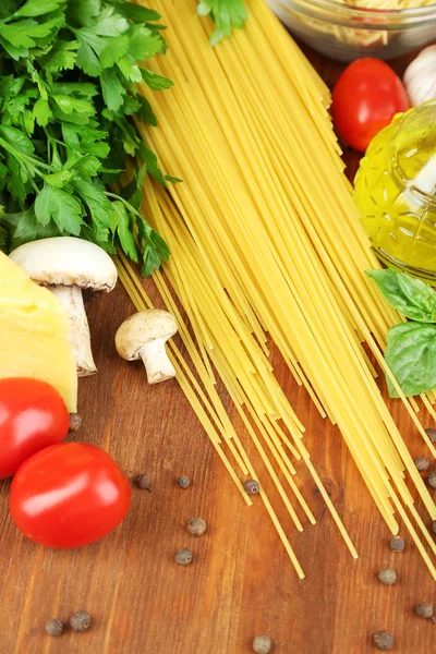 Pasta con aceite, queso y verduras en la mesa de madera de cerca — Foto de Stock