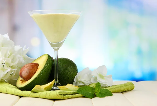Färsk avokado smoothie på ljus bakgrund — Stockfoto
