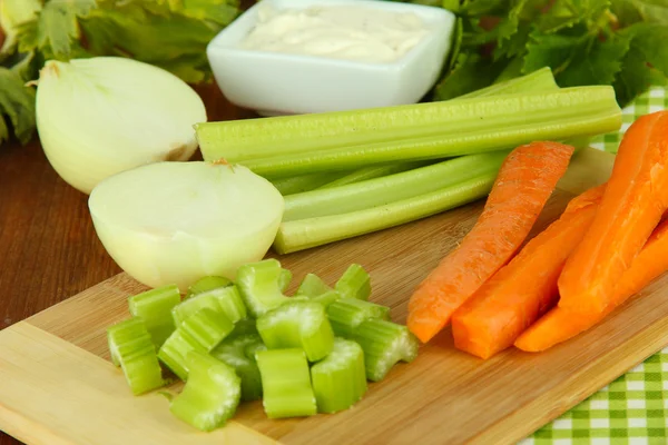 Świeżego selera zielony z warzywami na stół szczegół — Zdjęcie stockowe