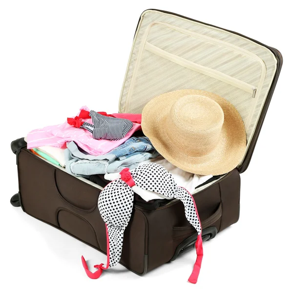 白で隔離される服のスーツケース — ストック写真