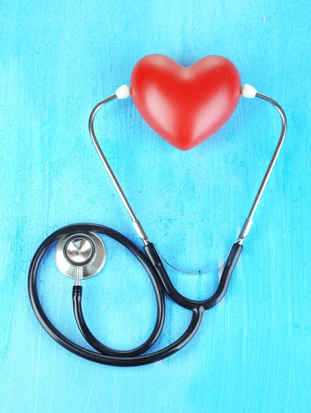 Stetoskop a srdce na dřevěný stůl detail — Stock fotografie