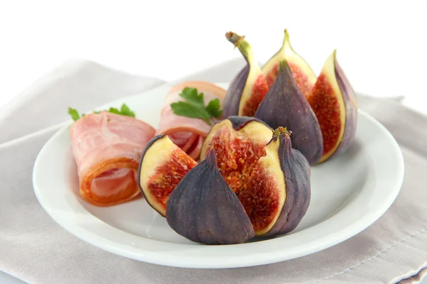 Figues savoureuses au jambon, isolées sur blanc — Photo