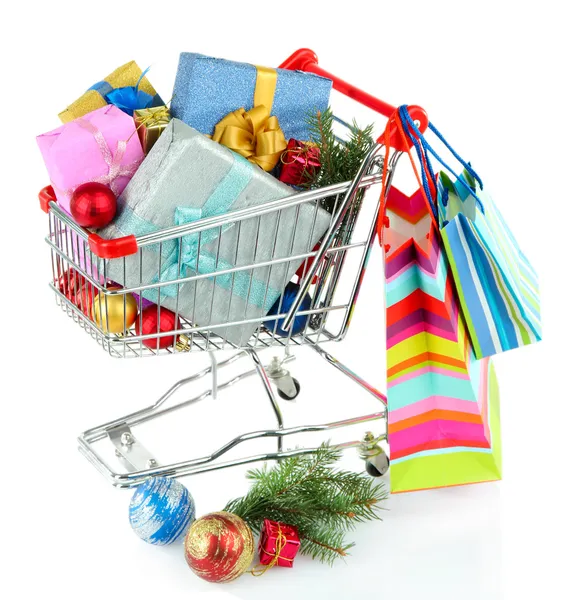 Presentes de Natal em carrinho de compras, isolado em branco — Fotografia de Stock