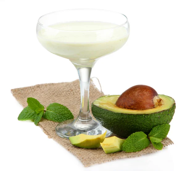 Frullato di avocado fresco isolato su bianco — Foto Stock