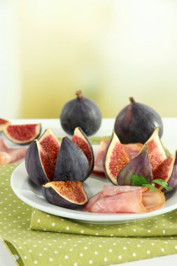 tablo üzerinde jambon ile lezzetli incir