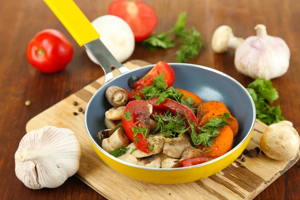 Verdure fresche affettate in padella su tavolo di legno primo piano — Foto Stock