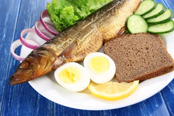 Rökt fisk på plattan på nära håll — Stockfoto