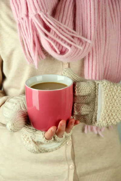 Vrouwelijke handen met warme dranken, close-up — Stockfoto