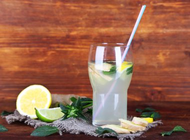 cam üzerinde parlak zemin üzerine ahşap masa üstünde çul zencefil ile soğuk çay