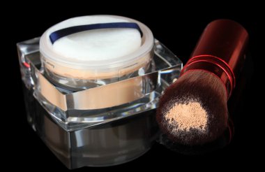 fırça ile toz, siyah zemin üzerine makyaj için