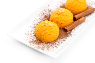 plaka üzerinde beyaz izole lezzetli dondurma