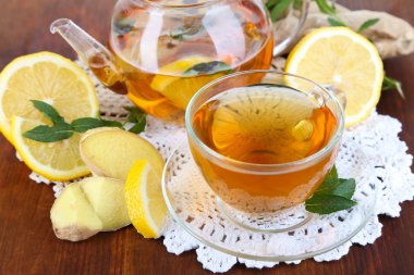 Kettle ve çay zencefil peçete ahşap masa üzerinde tarih ile