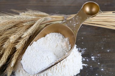 ahşap masa vurgunun içinde kepekli un