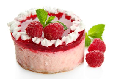 Lezzetli çilekli kek beyazda izole edilmiş.