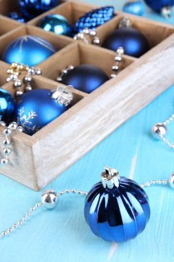 Noel oyuncak kutusunda ahşap masa yakın çekim