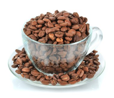 kahve çekirdekleri üzerine beyaz izole Kupası