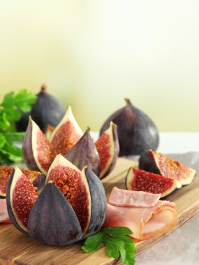 tablo üzerinde jambon ile lezzetli incir