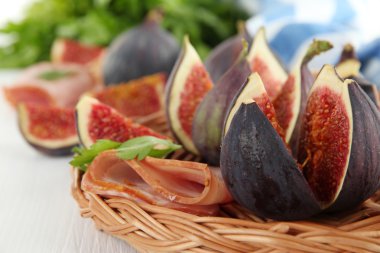 Beyaz ahşap masa üzerinde jambon ile lezzetli incir