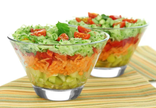 Schmackhafter Salat mit frischem Gemüse, isoliert auf weiß — Stockfoto