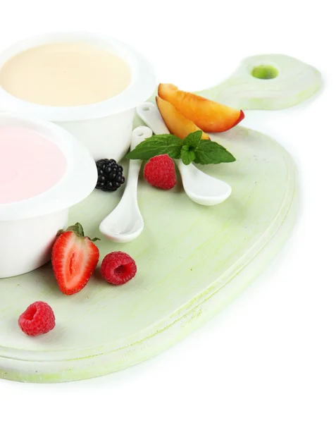 Lahodný jogurt s ovocem a bobulemi izolovaných na bílém — Stock fotografie