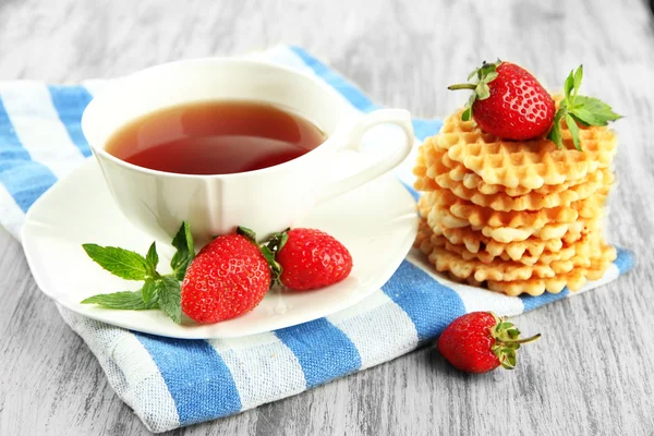 Tasse de thé avec biscuits et fraises sur la table close-up — Photo