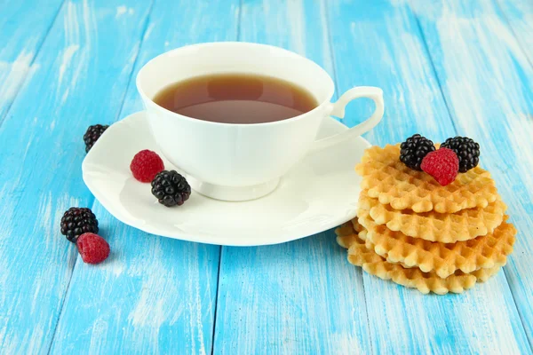 Cup of tea with cookies and berries on table close-up — Stock Photo, Image