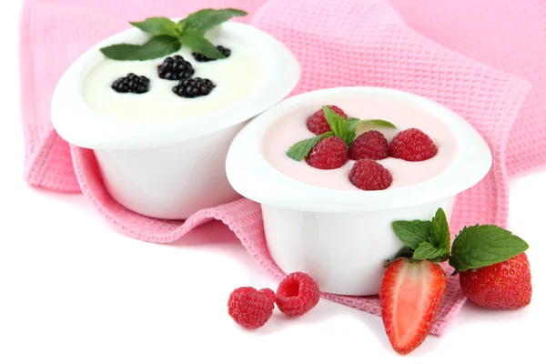 Delizioso yogurt con bacche isolate su bianco — Foto Stock