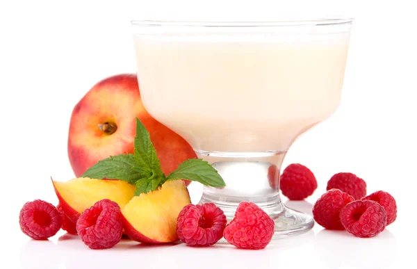 Delizioso yogurt con frutta e bacche isolate su bianco — Foto Stock