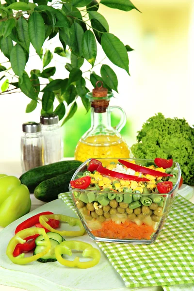 Ensalada sabrosa con verduras frescas en la mesa de madera — Foto de Stock
