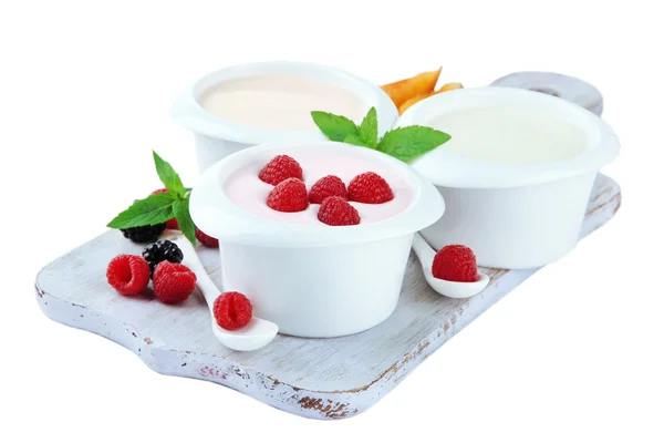 Delizioso yogurt con frutta e bacche isolate su bianco — Foto Stock