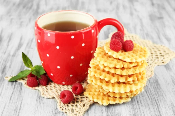 Ceașcă de ceai cu prăjituri și zmeură pe masă aproape — Fotografie, imagine de stoc