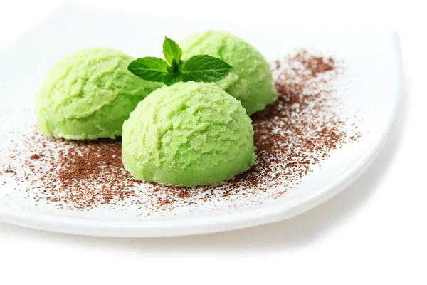 흰색 절연 접시에 맛 있는 아이스크림 — 스톡 사진