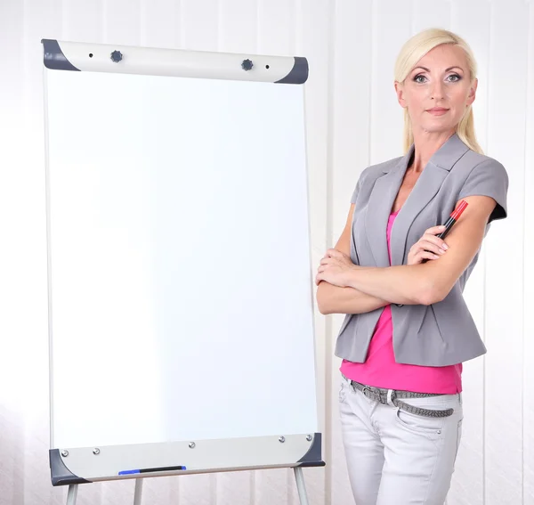 Geschäftsfrau präsentiert auf Flipchart im Büro — Stockfoto