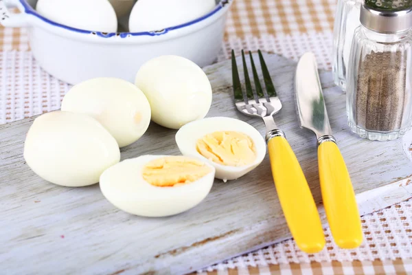 Ahşap tahta masa örtüsü üzerine haşlanmış yumurta — Stok fotoğraf