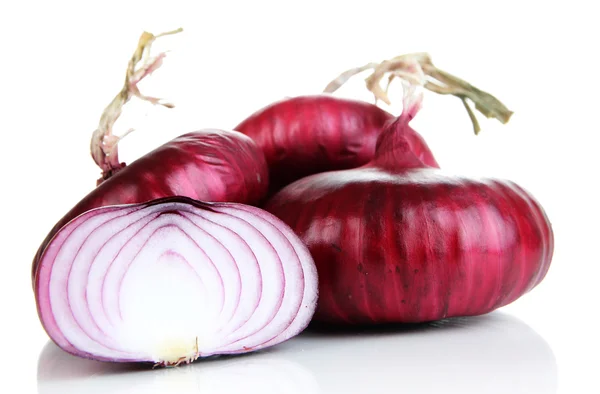 Cipolle rosse fresche isolate su bianco — Foto Stock