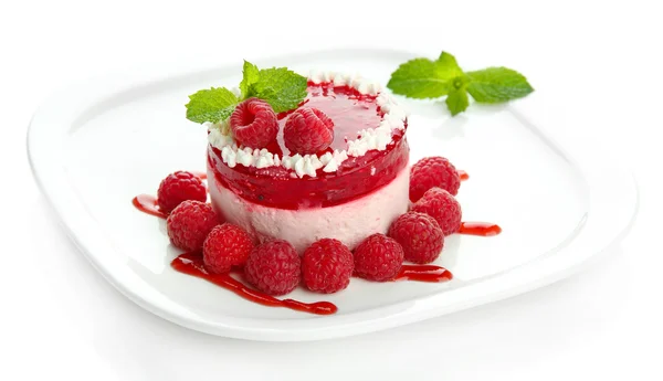 맛있는 딸기 케이크를 흰 위에 따로 놓다 — 스톡 사진