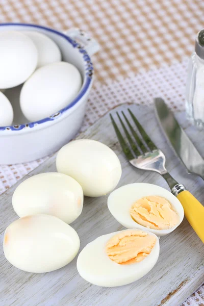 Βραστά αυγά σε σανίδα στο τραπεζομάντιλο — Φωτογραφία Αρχείου