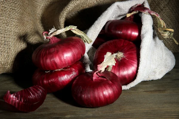 Cebollas rojas frescas en bodega —  Fotos de Stock