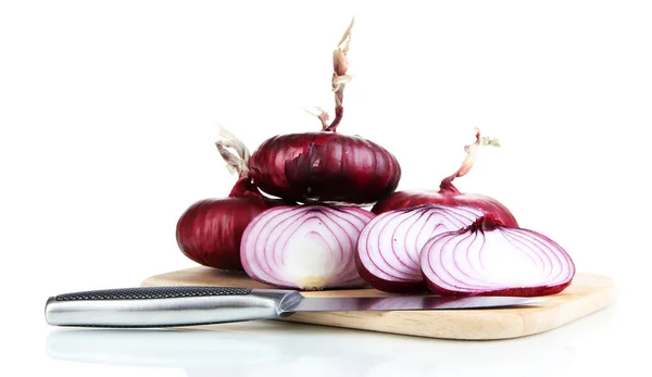 Frische rote Zwiebeln isoliert auf weiß — Stockfoto