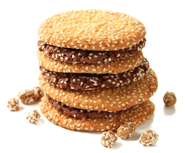 Zelfgemaakte koekjes met sesamzaad, geïsoleerd op wit — Stockfoto