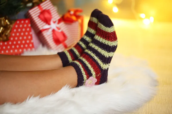 Piernas en calcetines cerca del árbol de Navidad en carpa — Foto de Stock